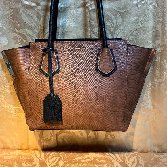 Gianni Bini brown reptile print winged tote. B2A6 - Picture 2 of 9